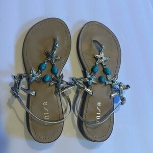Unisa Jacynthe silver toned sandals w beach stars turquoise color accents 91/2